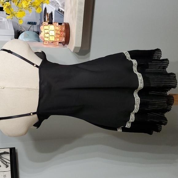 Lilly og France, slip looks vintage. Black with white lace pleated bottom Size S - Picture 5 of 7